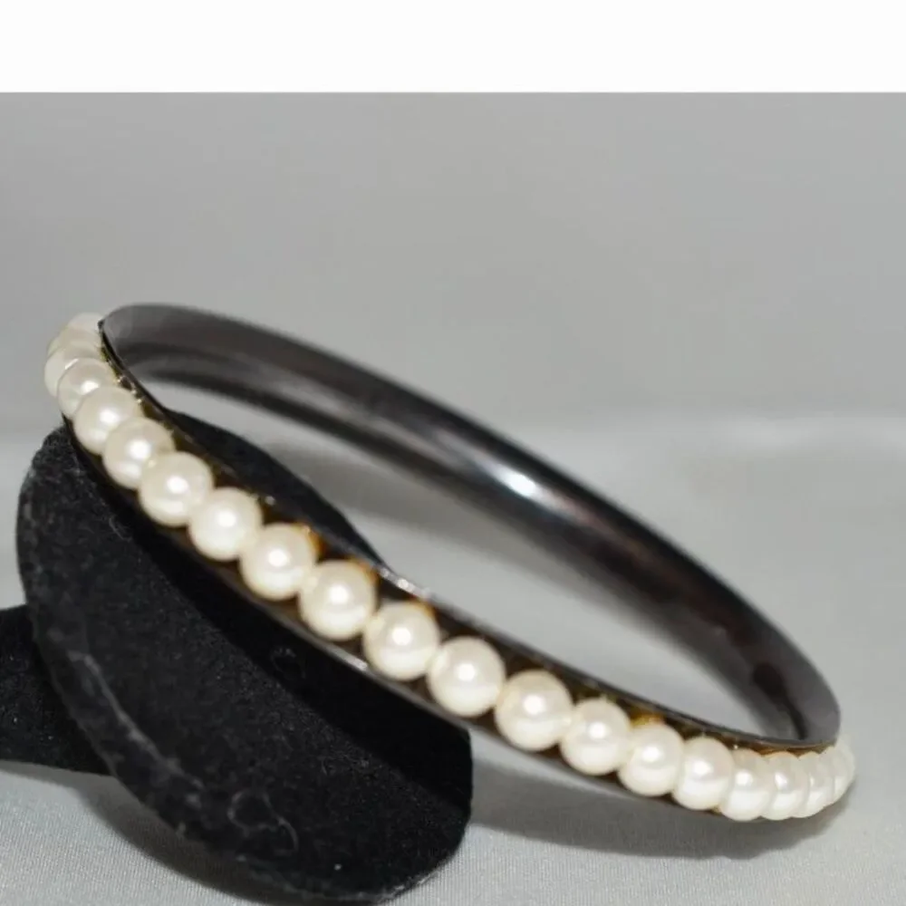 Vintage 1960's Eternity Faux Pearl Black Metal 7' Bangle Party Cottage Bracelet